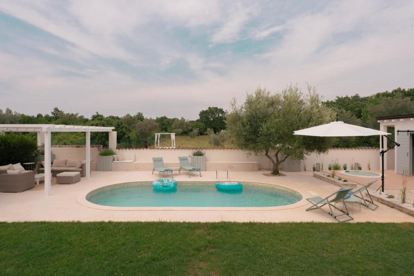 Juršići Luxury Villa In Istria - 9,000 Sqm Private Estate With Pool & Sauna, 15 Min To Sea, Near Fazana, 3 Bedrooms מראה חיצוני תמונה