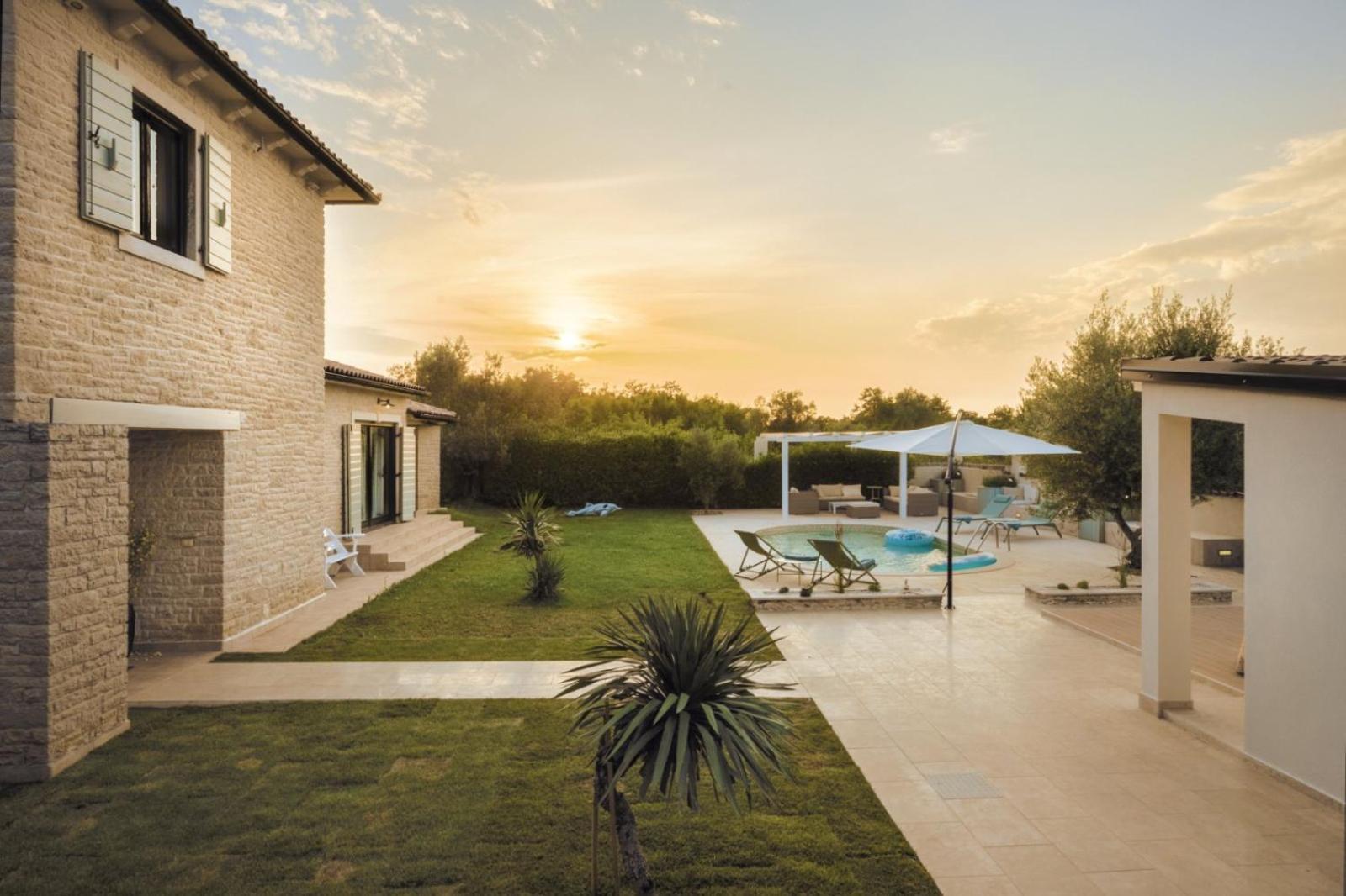 Juršići Luxury Villa In Istria - 9,000 Sqm Private Estate With Pool & Sauna, 15 Min To Sea, Near Fazana, 3 Bedrooms מראה חיצוני תמונה